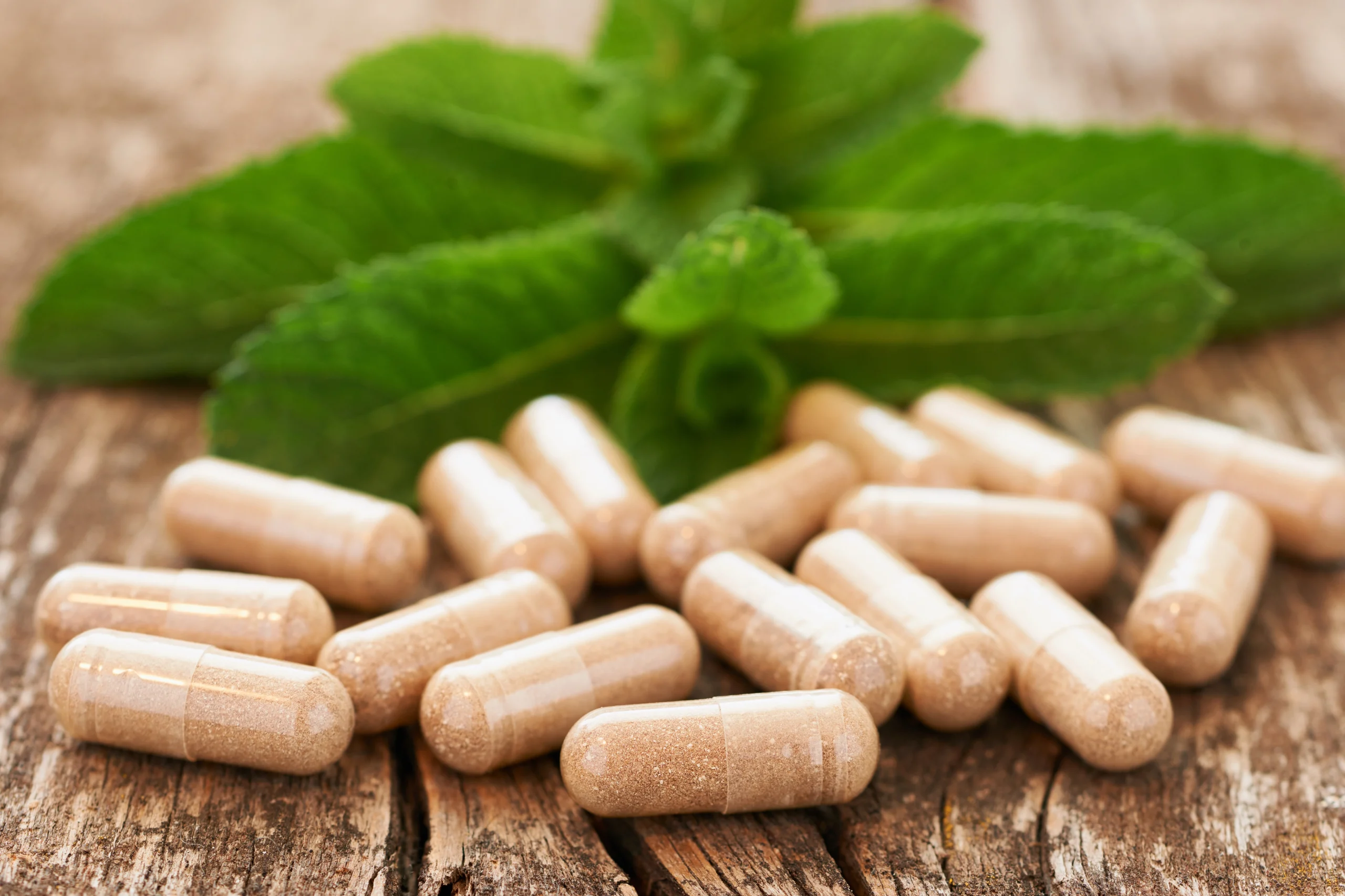 Étagère avec des gélules naturelles et compléments alimentaires dans une herboristerie
